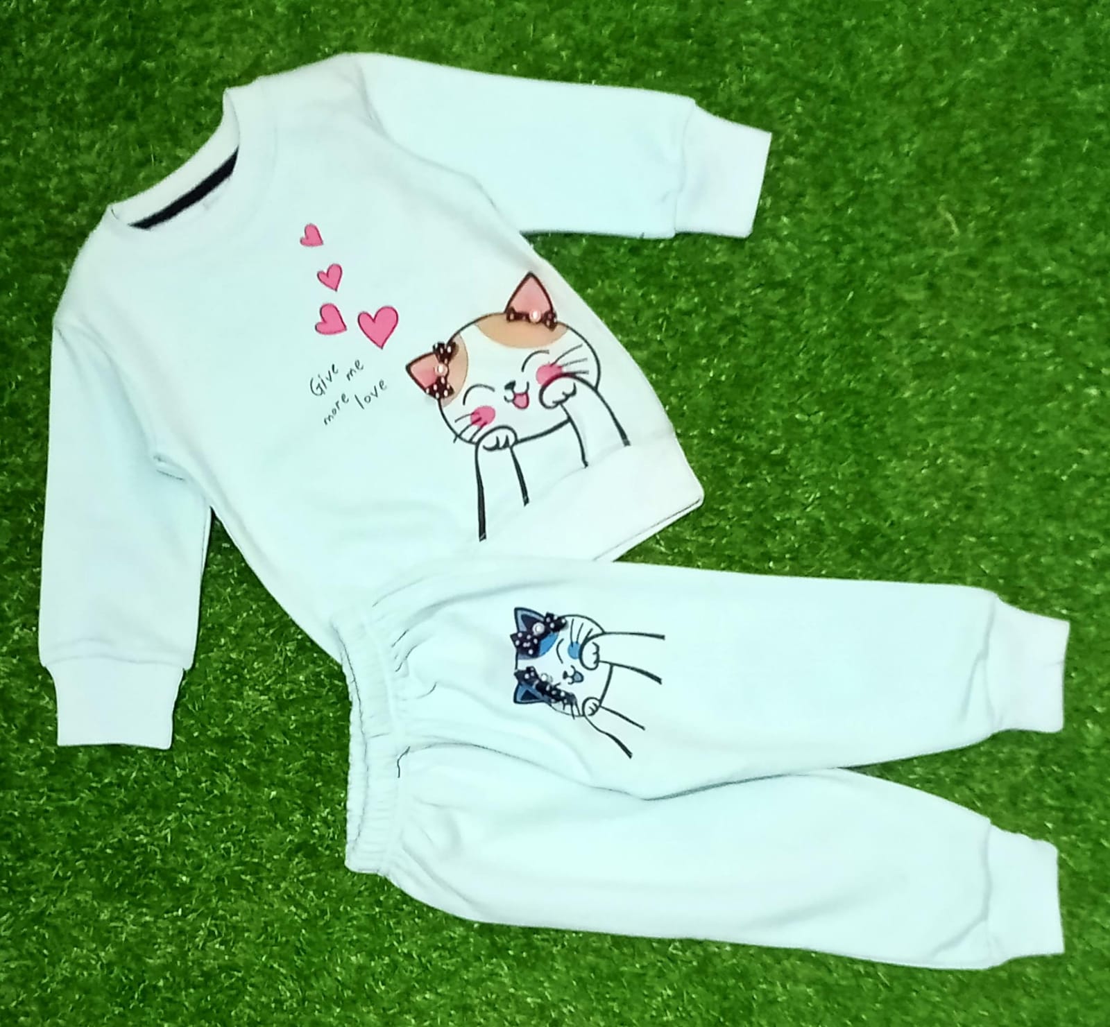 “Kids White Cat Print Jogger & Sweatshirt Set – Winter Outfit”