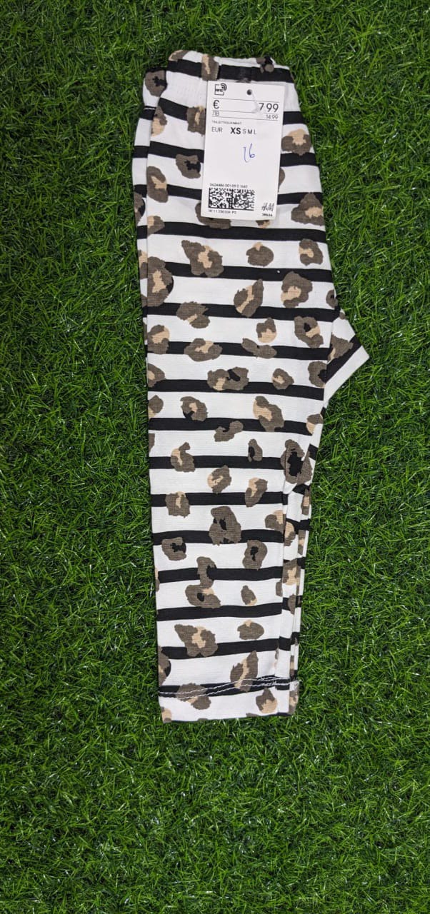 Black and White Lining with Leafs Winter Circles  Tight